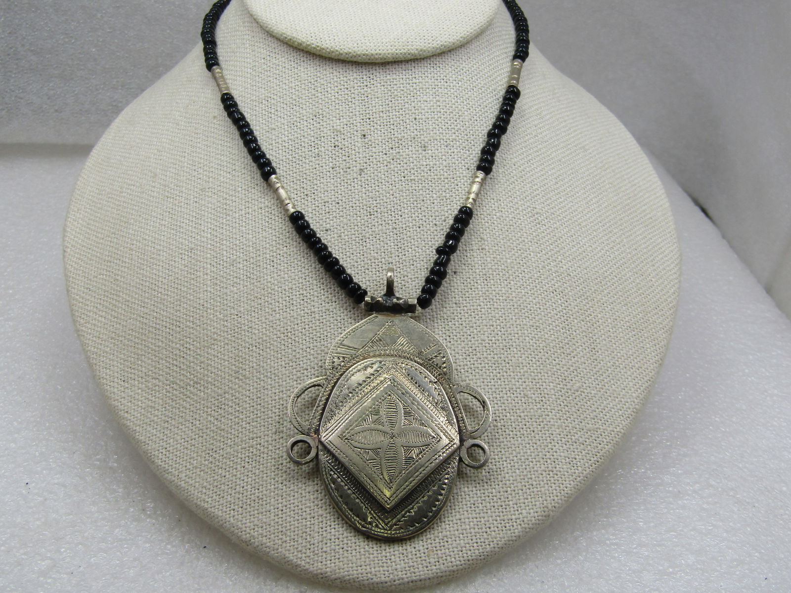 Vintage Mid-Eastern Themed Necklace, Etched Pendant, Black Beaded 18" - 2