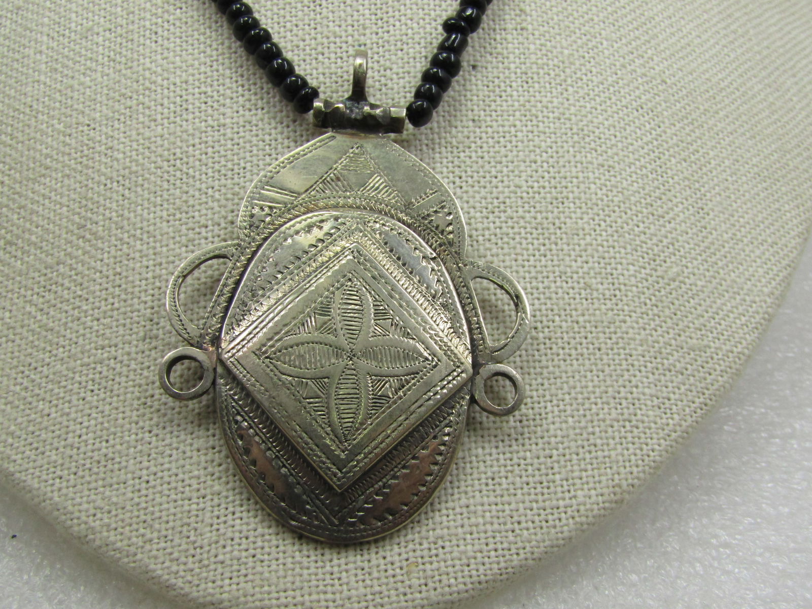 Vintage Mid-Eastern Themed Necklace, Etched Pendant, Black Beaded 18" - 3