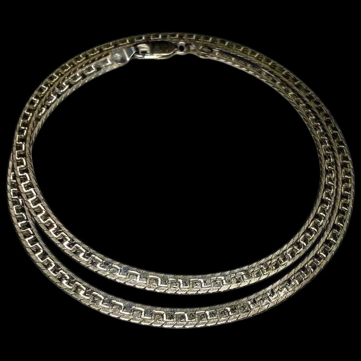 Vintage Sterling Silver Flat Herringbone Chain Necklace: Title: Vintage Sterling Silver Flat Herringbone Chain Necklace Description: Vintage Sterling Silver Flat Herringbone Chain Necklace Hallmarked: CANADA 925 Weighs: 16 grams Measures Approx: 20 inches D