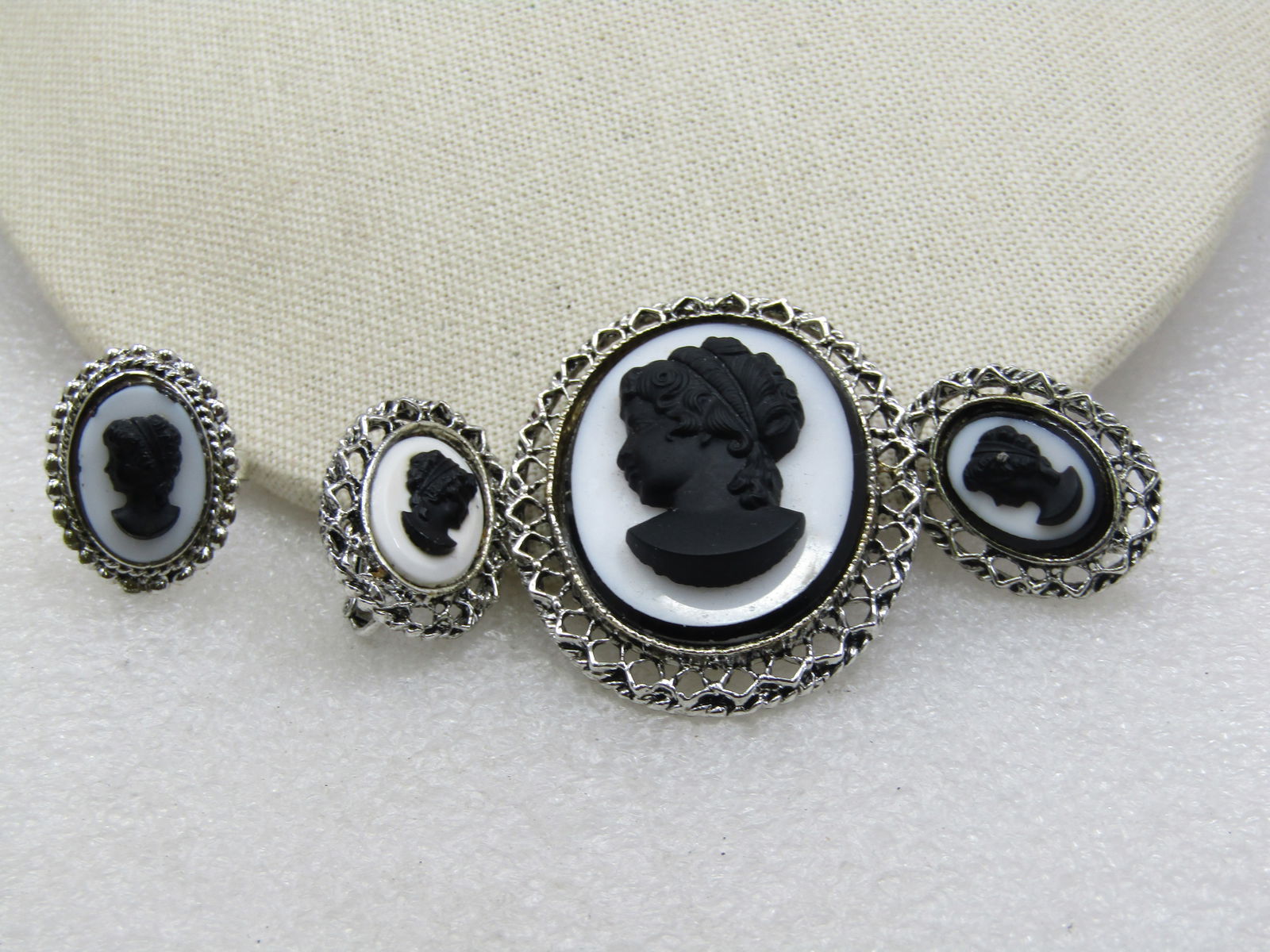 Vntage Cameo Brooch/Pendant, Earrings & Ring Set, Black/White, 1960's-1970's - 3