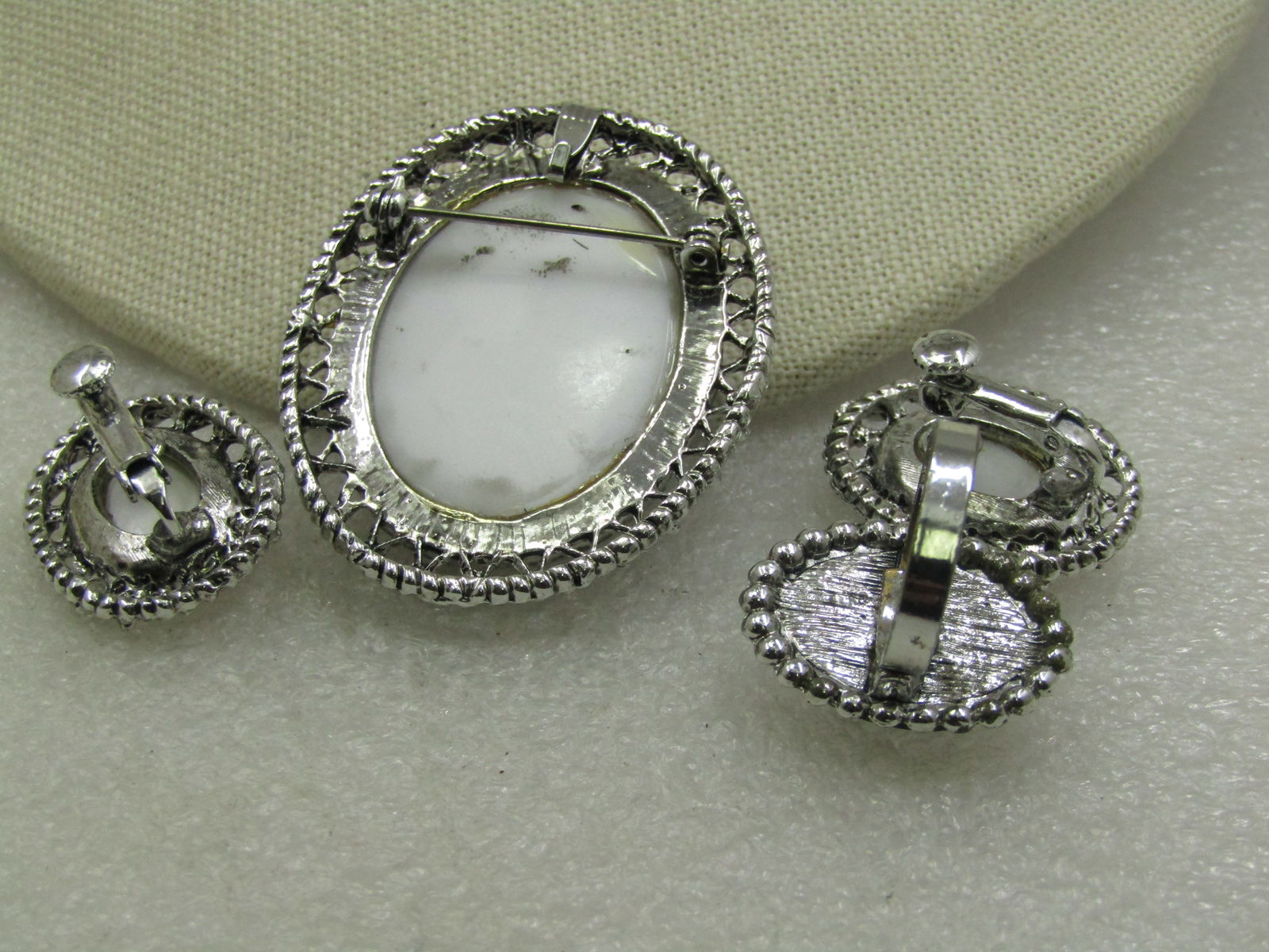 Vntage Cameo Brooch/Pendant, Earrings & Ring Set, Black/White, 1960's-1970's - 5