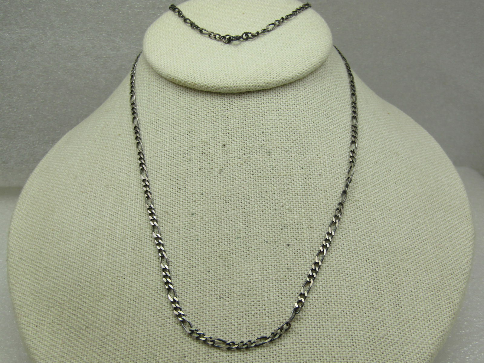Vintage Sterling Figaro Necklace, 23", Unisex, 3mm: Vintage Sterling Figaro Necklace, 23", Unisex, 3mm wide. It has a spring clasp. Age is appx. 1960's-1970's. It is marked .925 and tested with a weight of appx. 5.92 gr. It is in very good condition ot