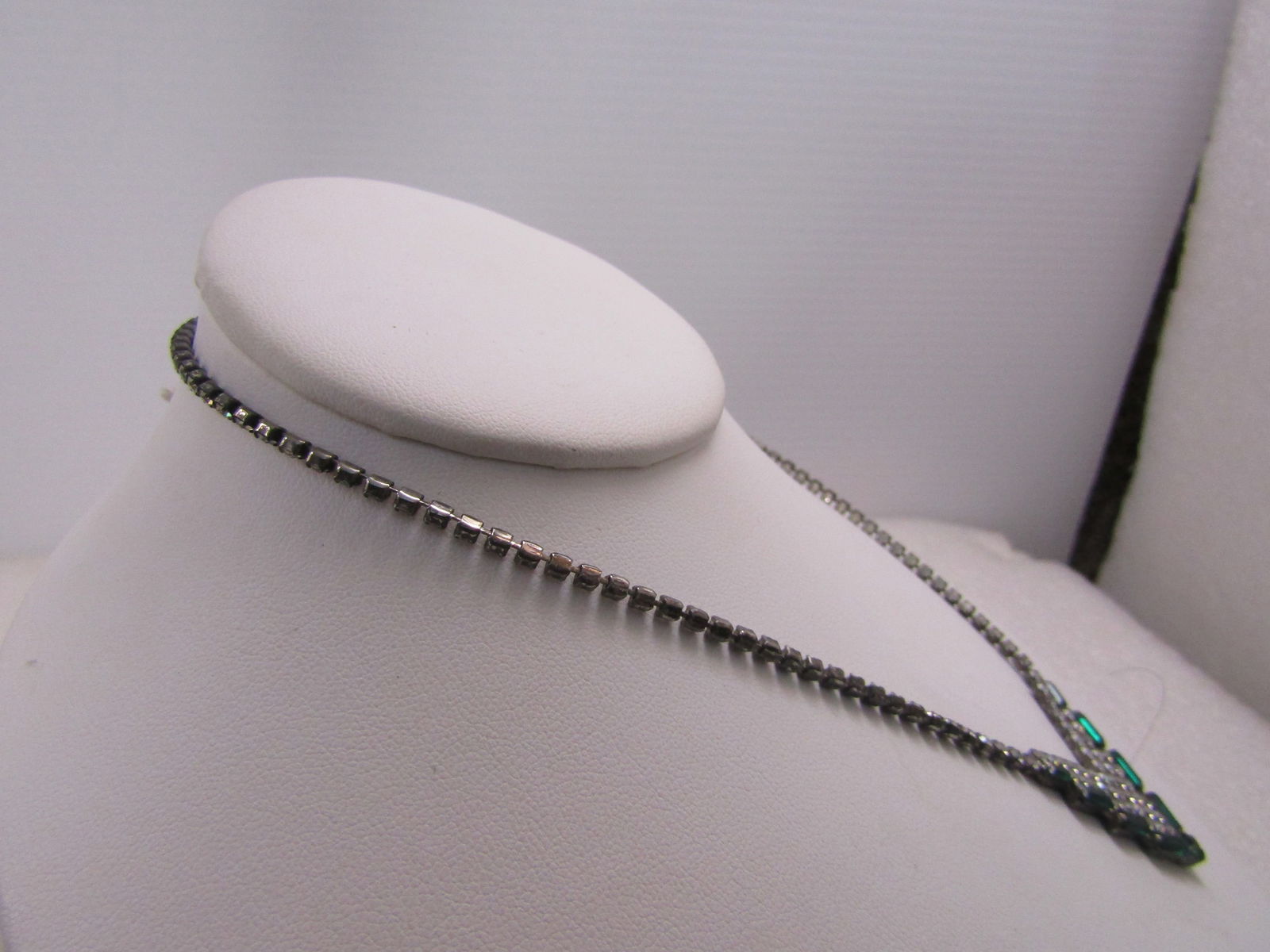 Vintage Clear and Emerald Green Rhinestone Necklace, V Drop, 1980's, 15.75" - 3