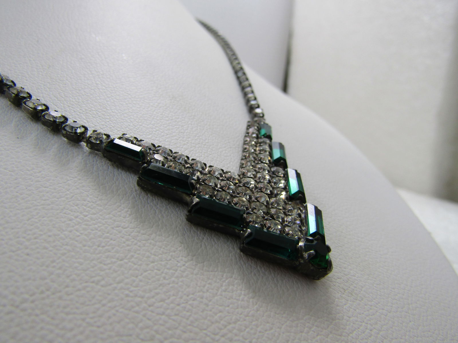 Vintage Clear and Emerald Green Rhinestone Necklace, V Drop, 1980's, 15.75" - 4