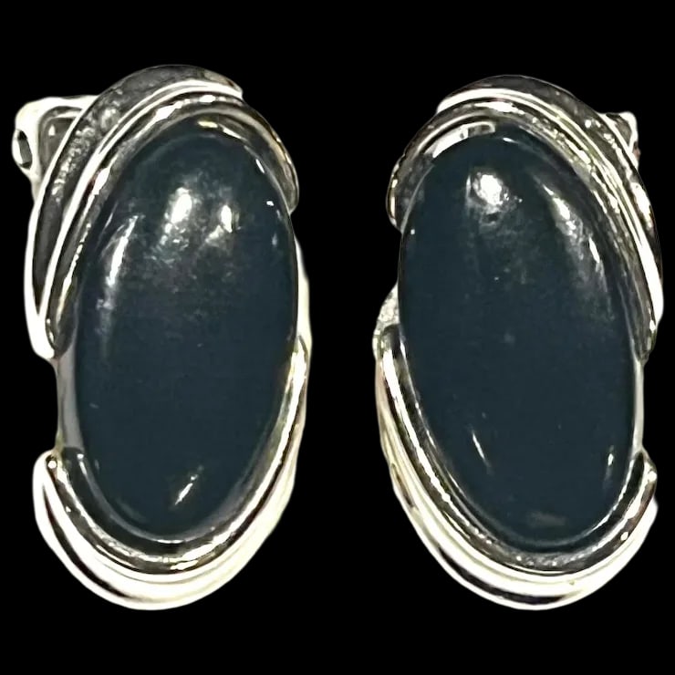 Vintage Black Thermoset Moonglow Lucite Silver Clip Earrings: Title: Vintage Black Thermoset Moonglow Lucite Silver Clip Earrings Description: Vintage Black Thermoset Moonglow Lucite Silver Clip EarringsUnsigned Costume JewelryWeighs 11 gramsMeasures 1 x .25 inc