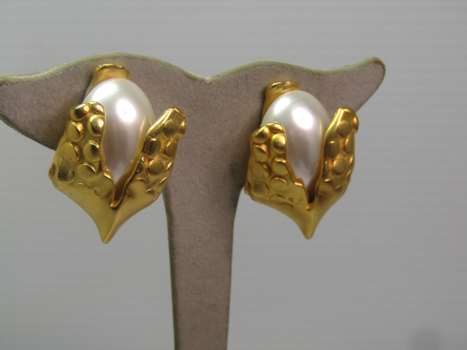 Vintage Gold Tone Faux Pearl Clip Earrings , Mod Design), 1980's-1990's - 2