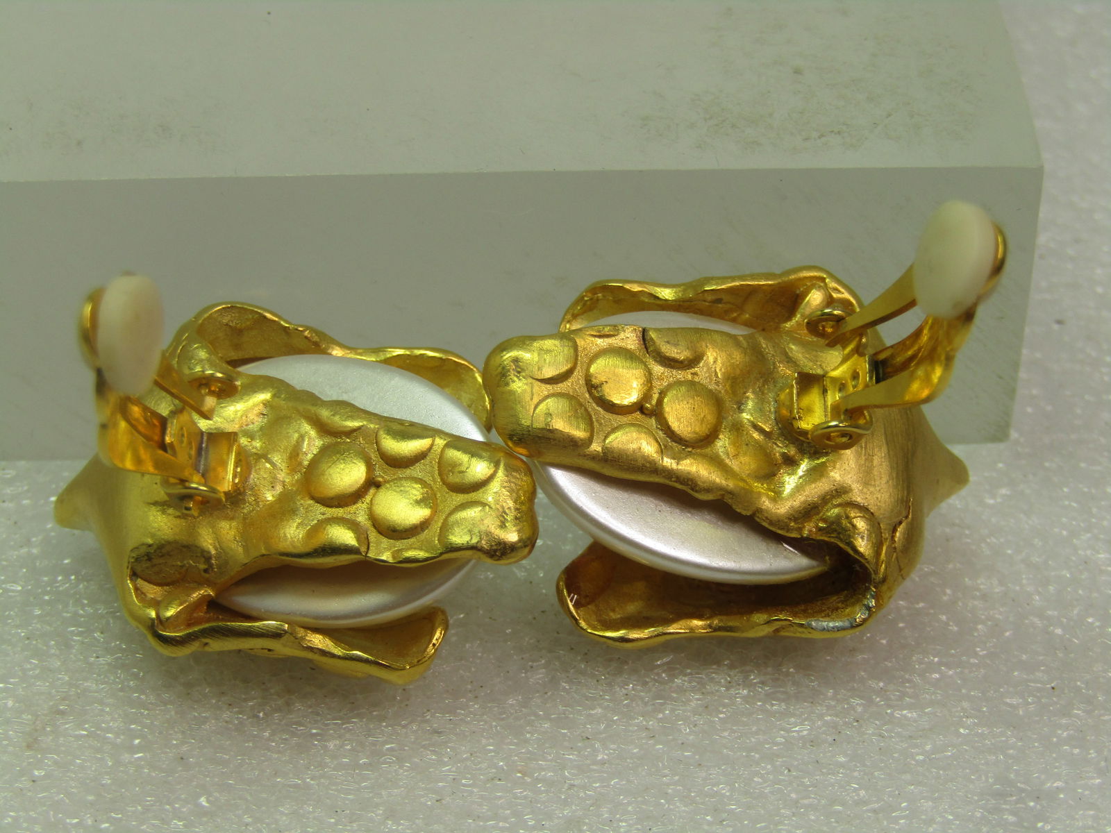 Vintage Gold Tone Faux Pearl Clip Earrings , Mod Design), 1980's-1990's - 4