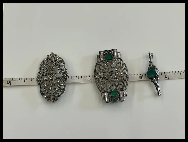 Vintage Lot of Art Deco Brooches set with Chrysoprase and Marcasite - 10
