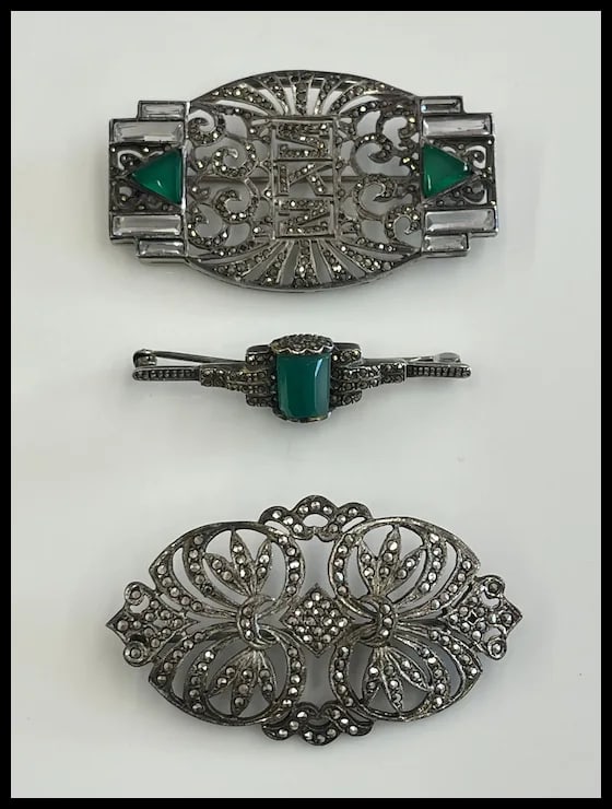 Vintage Lot of Art Deco Brooches set with Chrysoprase and Marcasite - 2