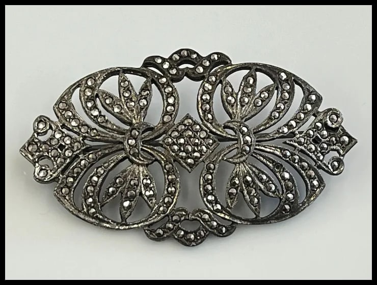 Vintage Lot of Art Deco Brooches set with Chrysoprase and Marcasite - 6