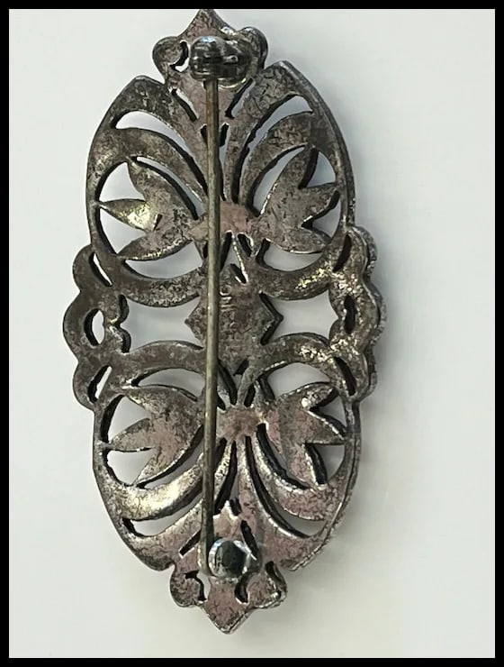 Vintage Lot of Art Deco Brooches set with Chrysoprase and Marcasite - 7