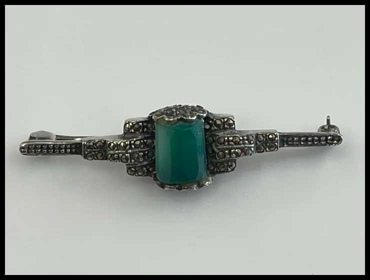 Vintage Lot of Art Deco Brooches set with Chrysoprase and Marcasite - 8