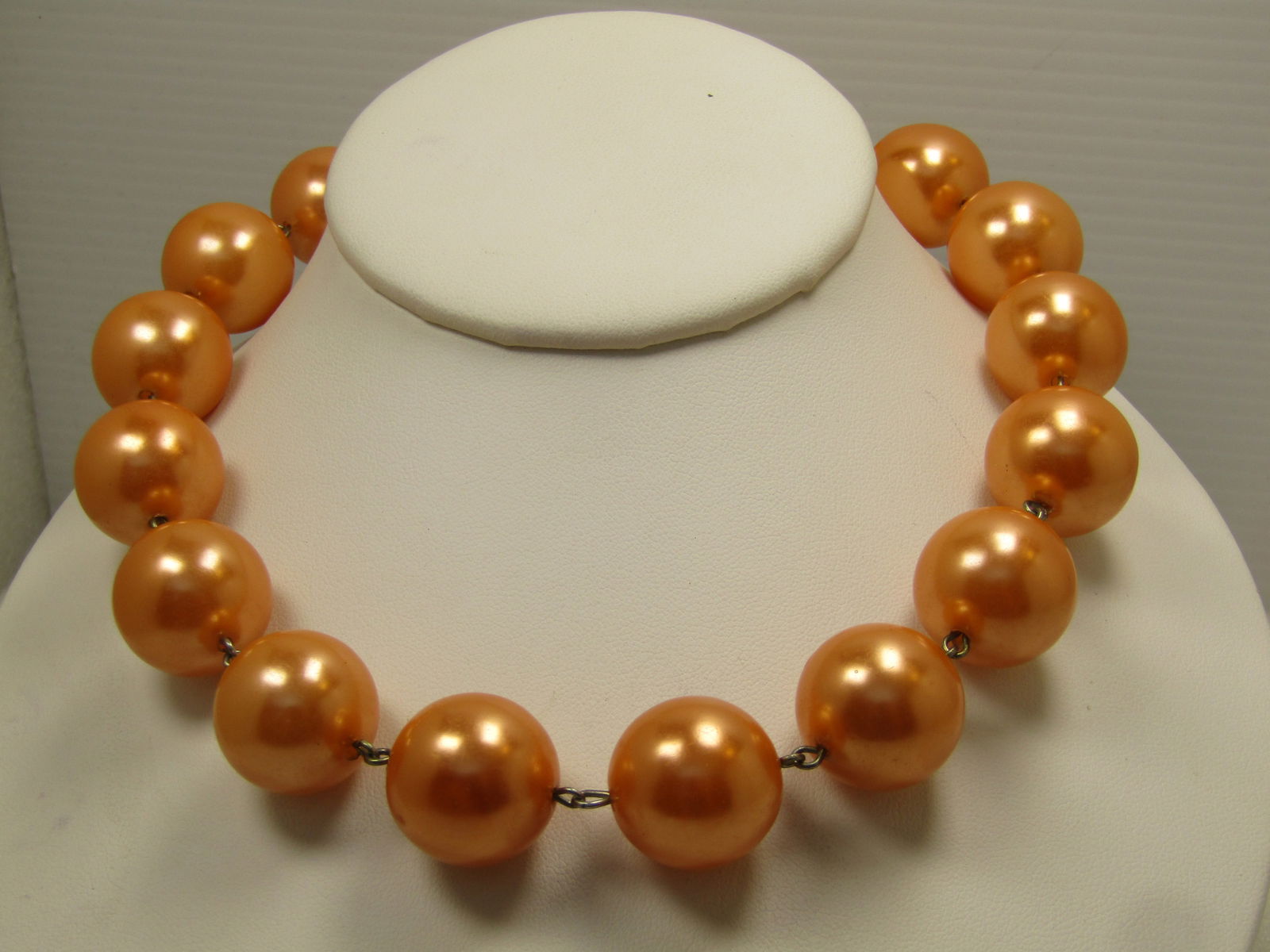 Vintage Orange Faux Pearl Neckalce, 16"-20", 1980's: Vintage Orange Faux Pearl Neckalce, 16"-20", 1980's. The faux pearl have the shimmer of Tahitian pearls and are appx. 19.5mm wide. They can be worn at 16" to 20" with the extender chain. Gold tone cha