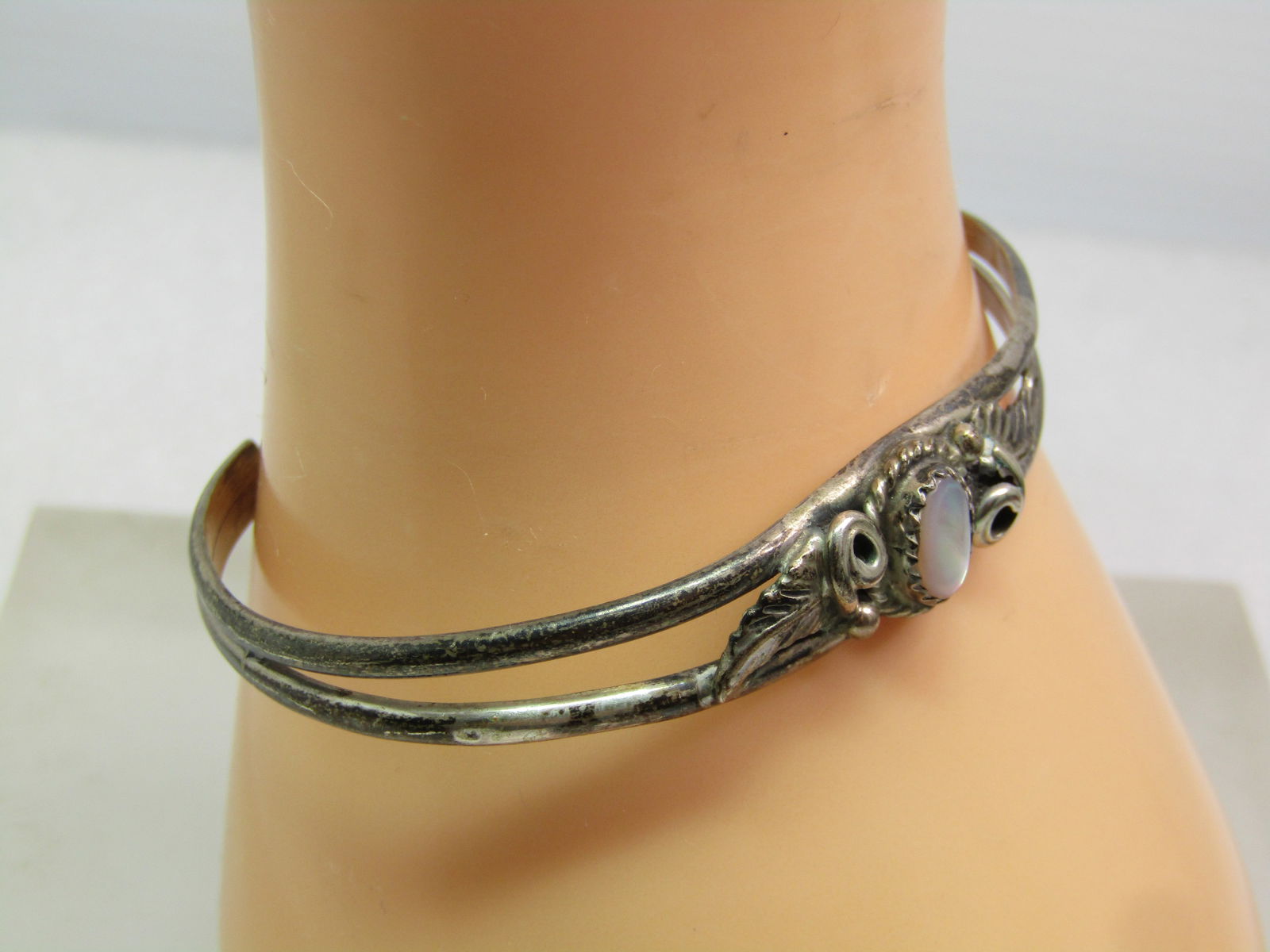 Vintage Sterling Southwestern MOP Cuff Bracelet, 6.5", 1960's-1970's - 3