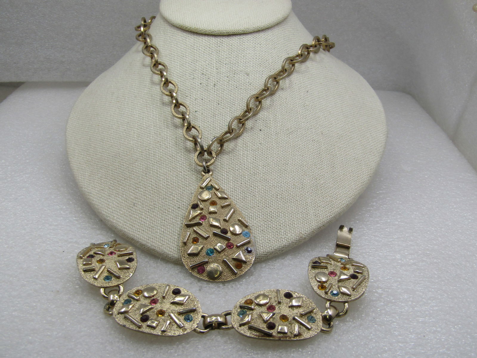 Vintage Rhinestone & Geometric Necklace & Bracelet Set, Sarah Coventry, 1960's-1970's.: Vintage Rhinestone & Geometric Necklace & Bracelet Set, Sarah Coventry, 1960's-1970's. gold tone mod design set. 18" necklace with 9mm wide alternating oval links in textured and smooth finish with sp