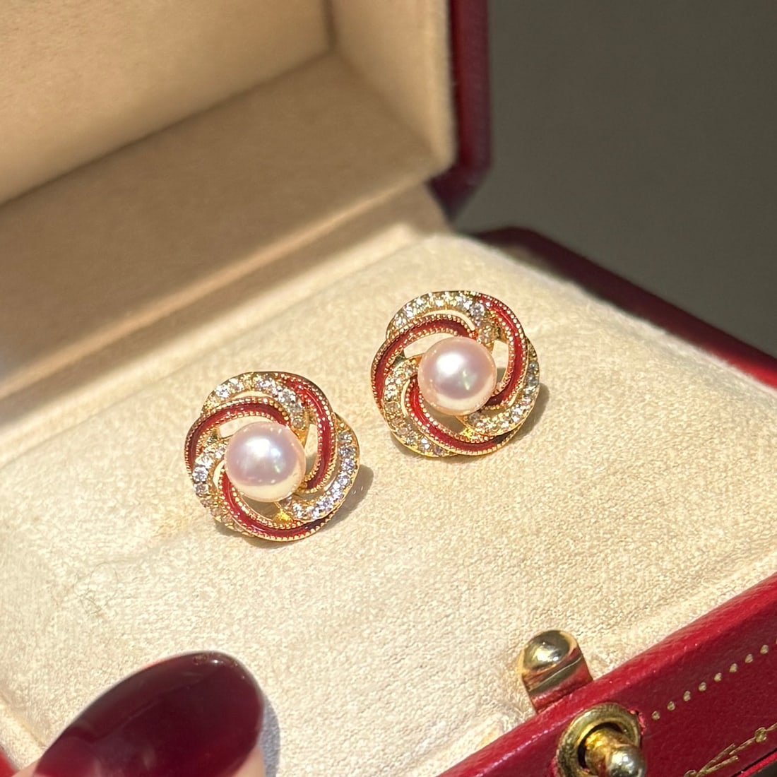 Sunflower Freshwater Pearl Stud Earrings, High-Quality Natural Pearls: Title: Sunflower Freshwater Pearl Stud Earrings, High-Quality Natural Pearls Description: Elegant sunflower-shaped stud earrings featuring high-quality natural freshwater pearls. The pearls display a