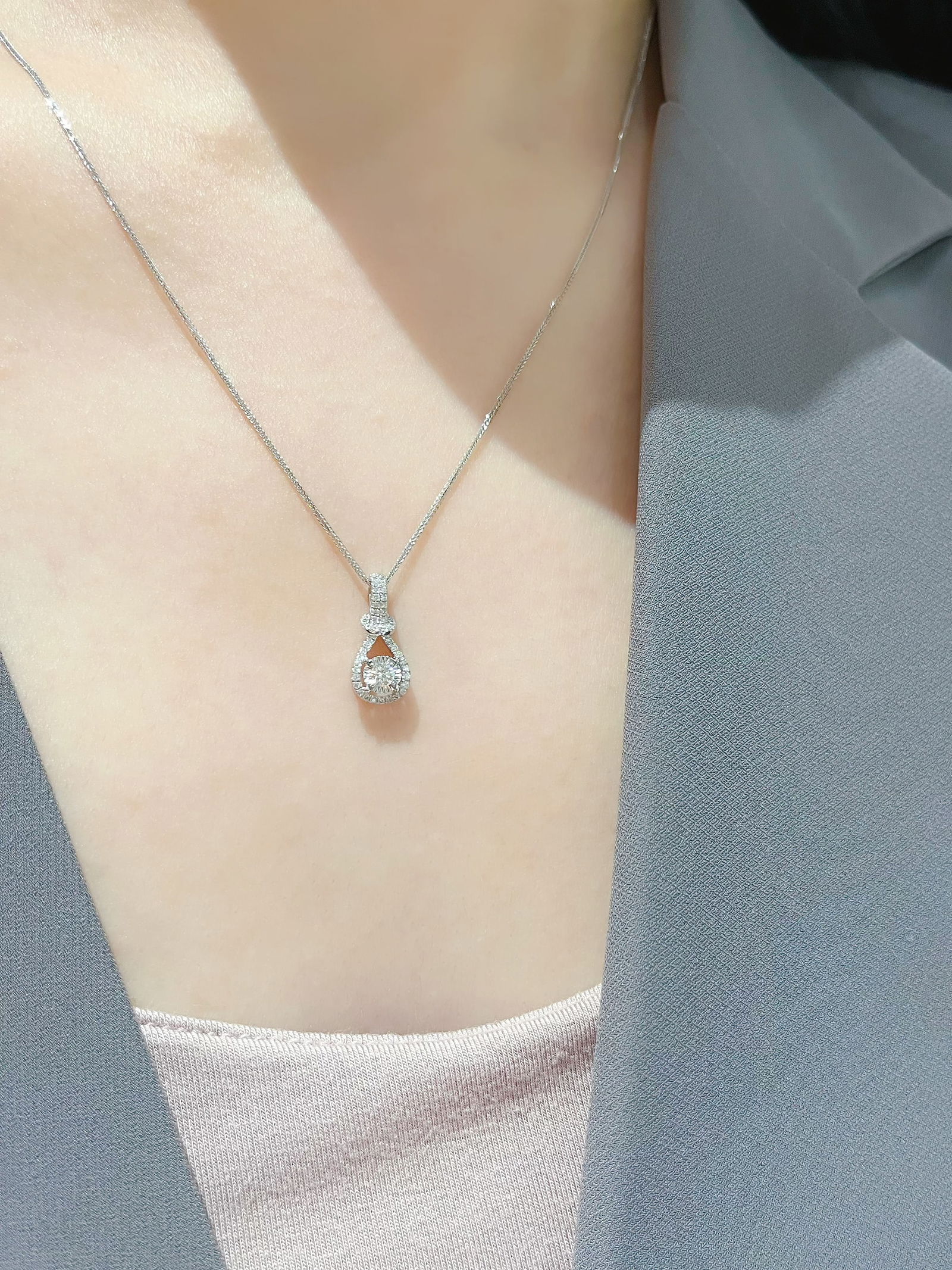 18K gold diamond pendant - 4