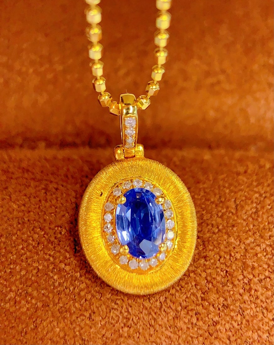 18K Gold Natural Sapphire Pendant, 0.80ct, Diamond Accent: Title: 18K Gold Natural Sapphire Pendant, 0.80ct, Diamond Accent Description: A refined 18K gold pendant featuring a natural sapphire as the main stone, weighing approximately 0.80 carat, and