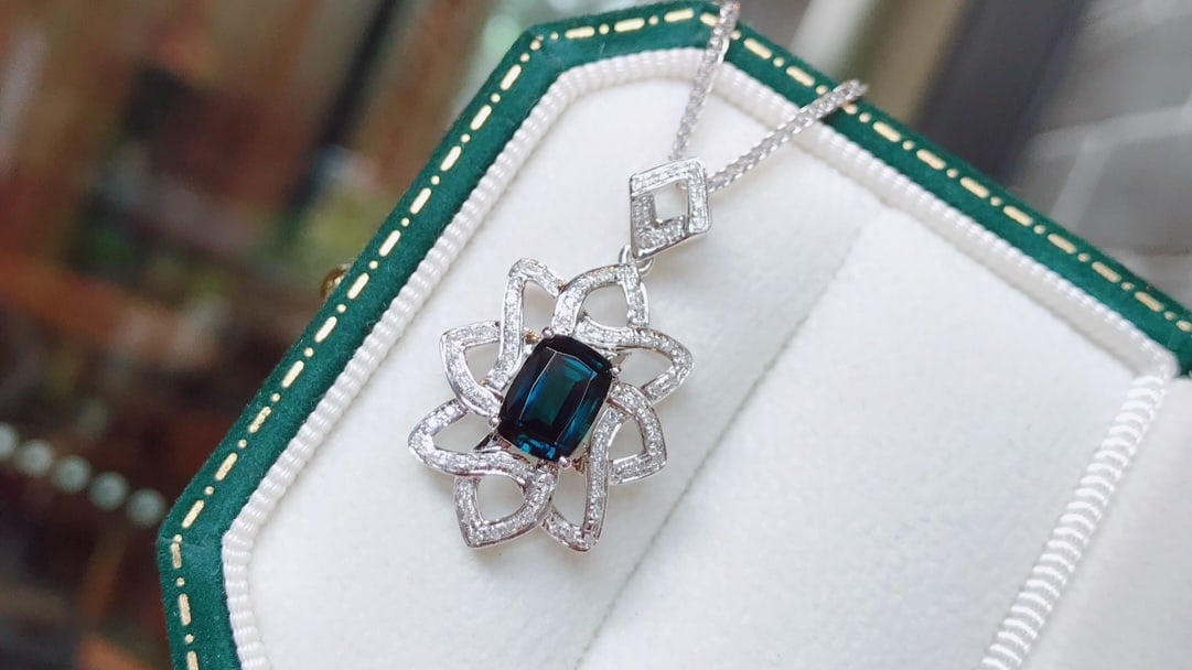 18K Gold Tourmaline Pendant with 80 Diamonds, 1.34 ct Gemstone - 4