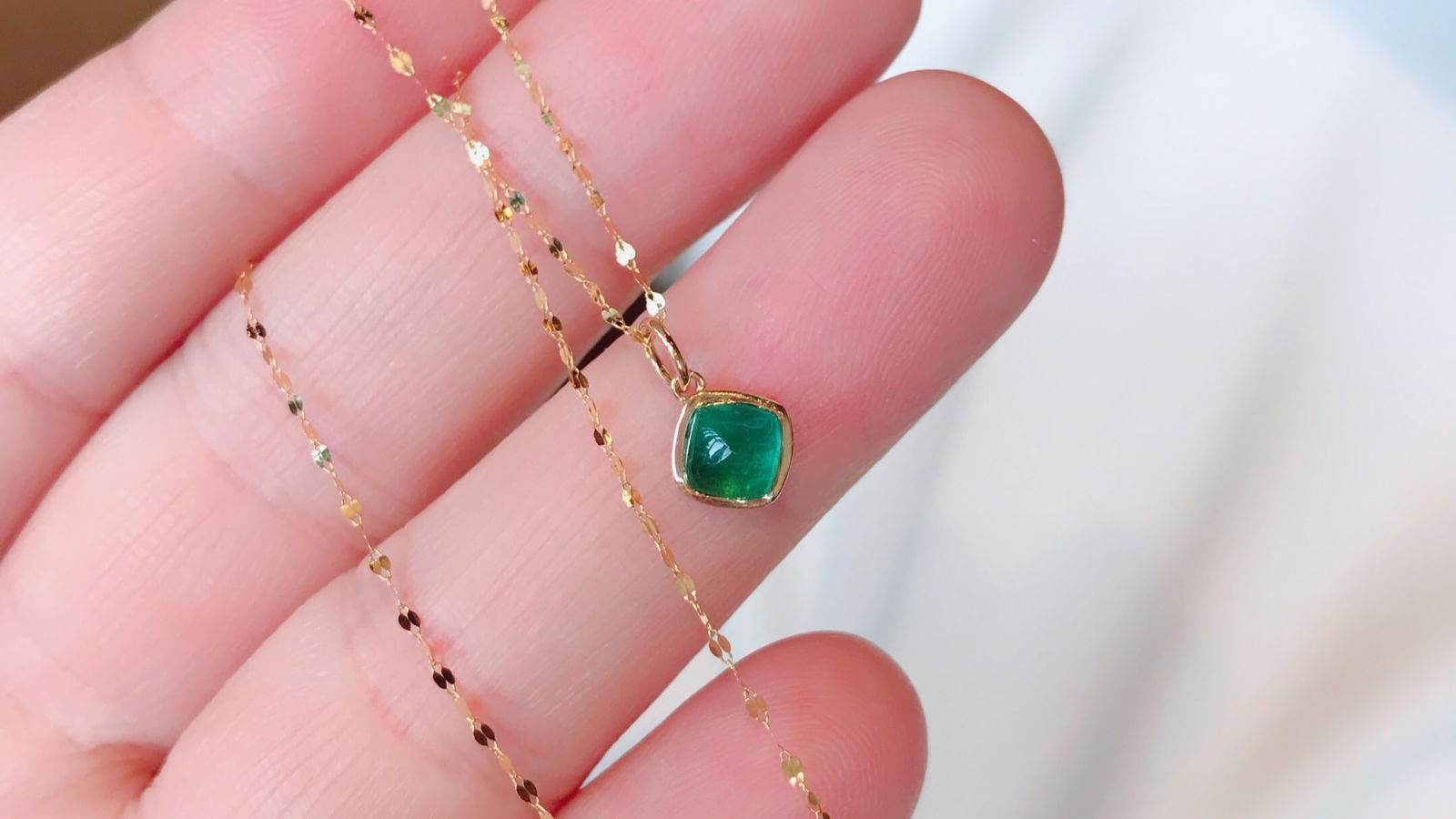 18K Gold Sugarloaf Emerald Collarbone Necklace, 0.59ct - 2