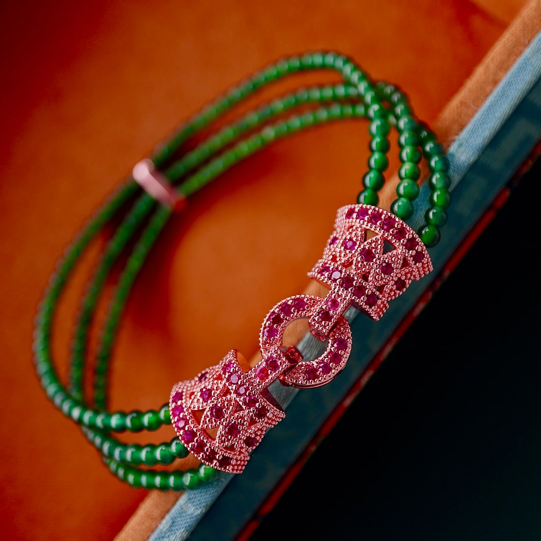 Natural jadeite millet bead three-strand chain bracelet: Title: Natural jadeite millet bead three-strand chain bracelet Description: Jade millet bead bracelet, handmade with three strands, approximately 2.8mm in diameter, good quality in physical