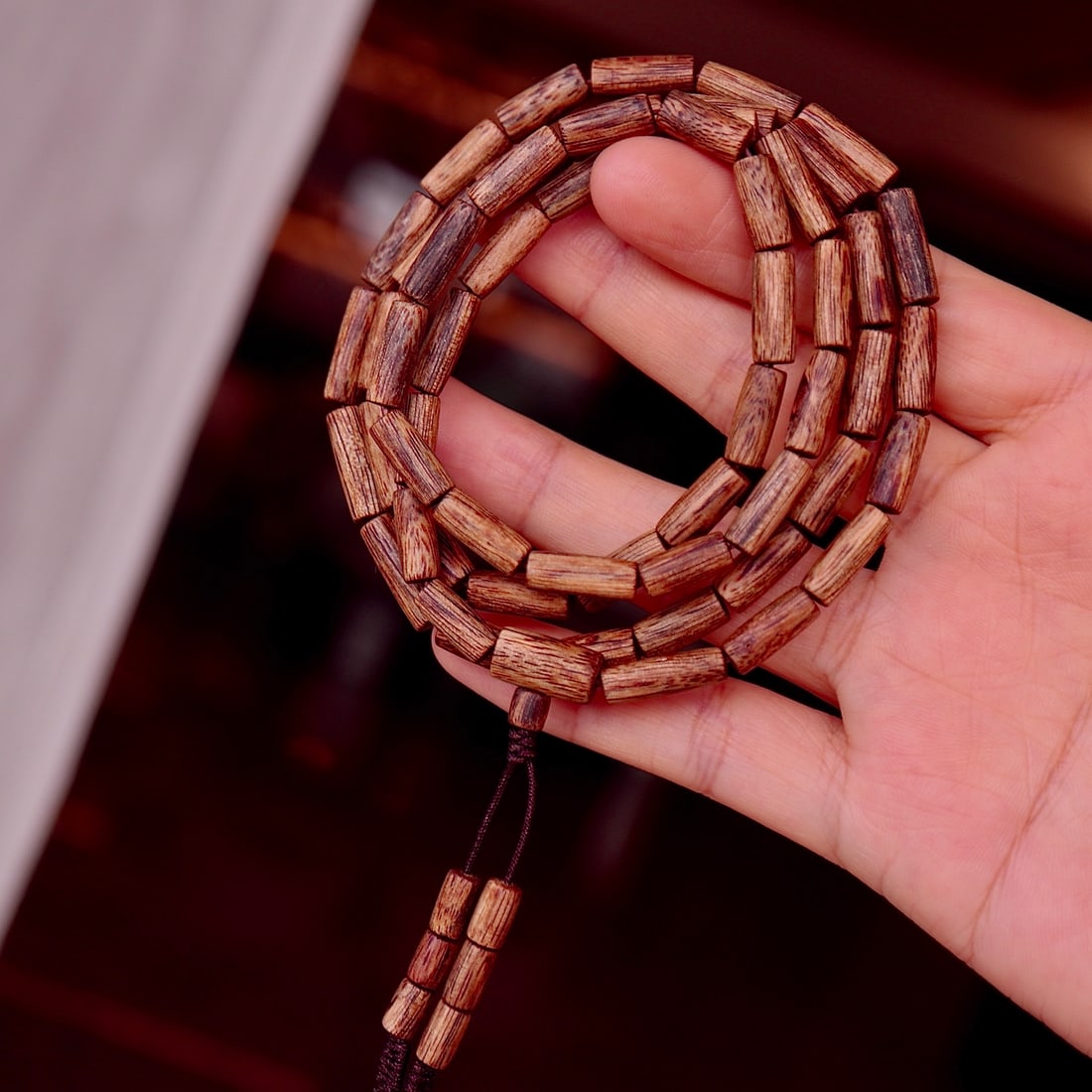 Natural agarwood bracelet with multiple loops design, can also be worn as a necklace.: Title: Natural agarwood bracelet with multiple loops design, can also be worn as a necklace. Description: Natural Agarwood Bracelet with multiple loops design that can also be worn as a necklace, feat