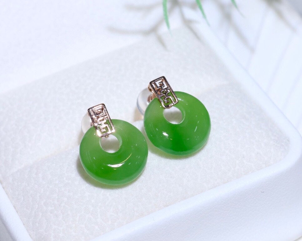 18K Gold Jade Stud Earrings, 12mm, Clean Fine Quality: Title: 18K Gold Jade Stud Earrings, 12mm, Clean Fine Quality Description: Elegant 18K gold stud earrings featuring 12mm jade gemstones with clean, fine-textured surfaces and vibrant color. Expertly
