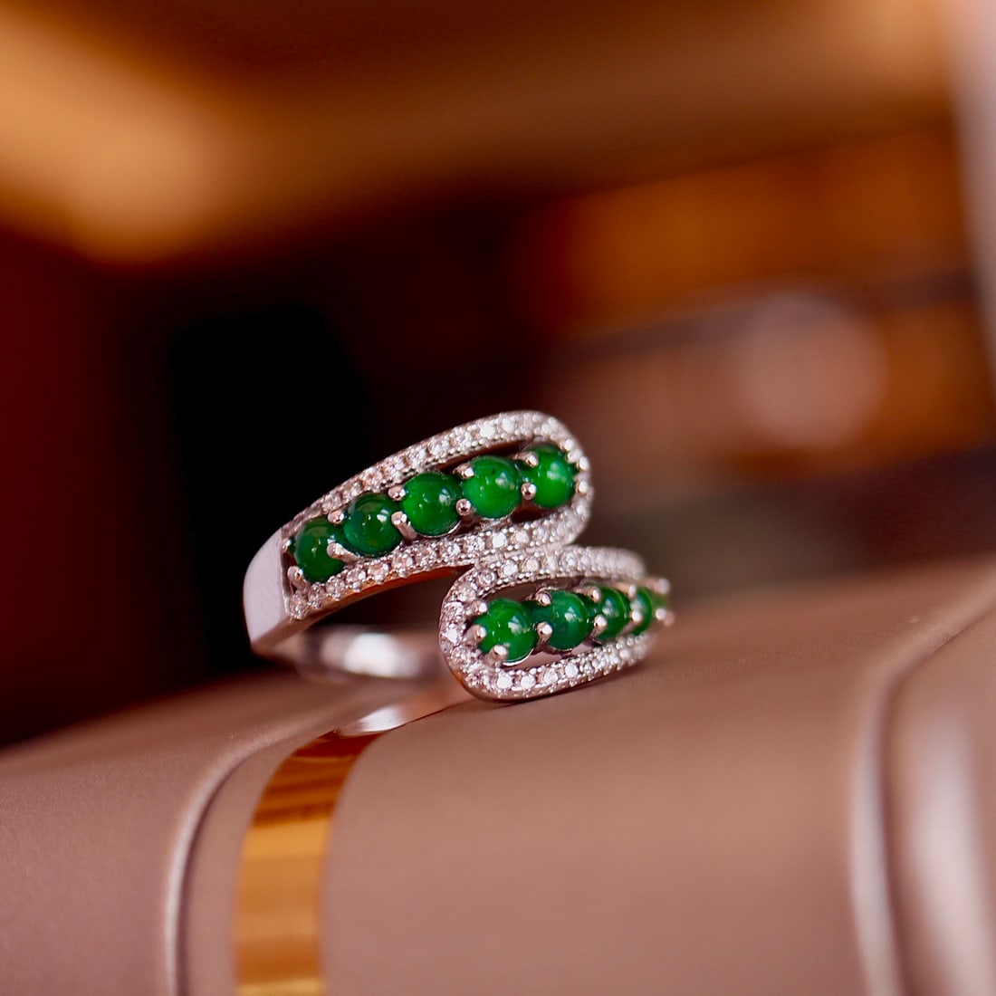 S925 pure silver natural jadeite ring: Title: S925 pure silver natural jadeite ring Description: This stunning ring showcases the exceptional beauty of natural jadeite, featuring ten pieces of ice yang green jadeite set in smooth S925