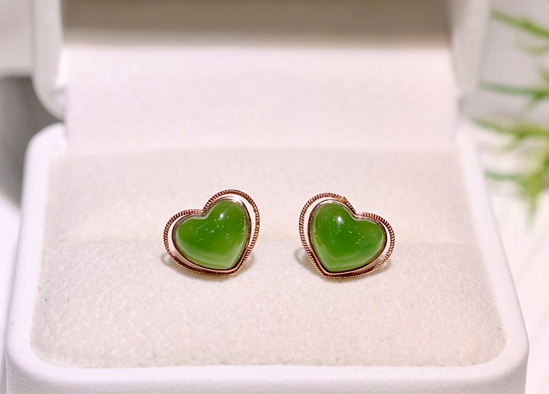 18K Gold Hetian Jade Heart Stud Earrings, 8mm, Excellent Luster: Title: 18K Gold Hetian Jade Heart Stud Earrings, 8mm, Excellent Luster Description: Elegant 18K gold stud earrings featuring 8mm heart-shaped Hetian jade gemstones with exceptional translucency and