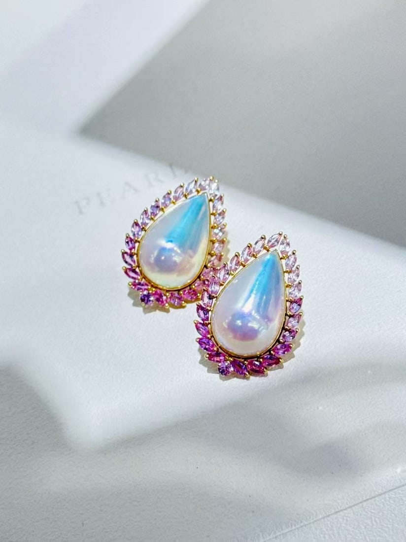 18K gold sapphire pearl earrings: Title: 18K gold sapphire pearl earrings Description: These earrings showcase exquisite craftsmanship, featuring ultimate water-drop-shaped white Mabe pearls measuring 22.2x13.7mm. The pearls possess