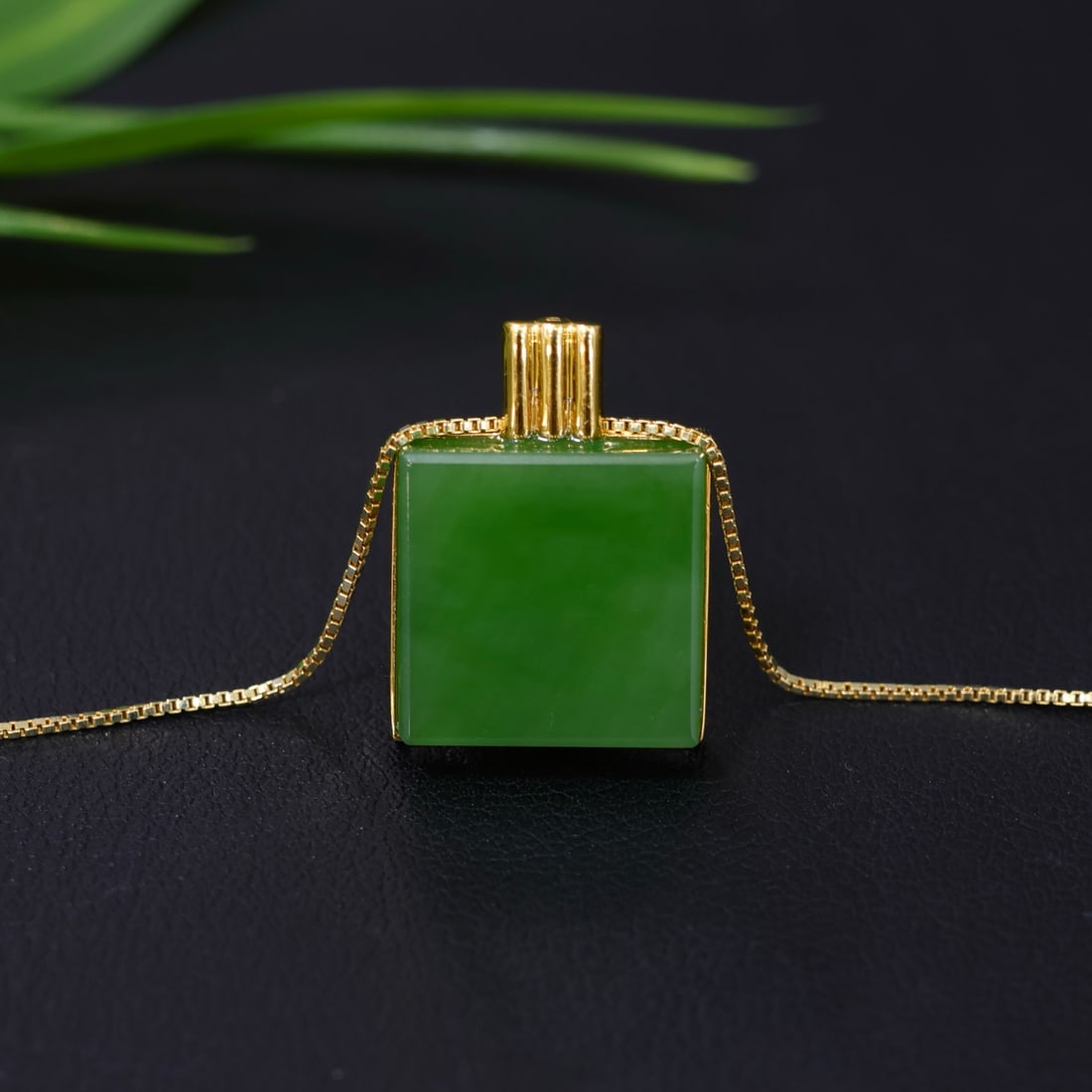 18K Gold Hetian Jade Pendant - 12x12mm Square, Stylish Design: Title: 18K Gold Hetian Jade Pendant - 12x12mm Square, Stylish Design Description: Chic 18K gold pendant featuring a square 12x12mm Hetian jade centerpiece. The jade exhibits a beautiful, translucent
