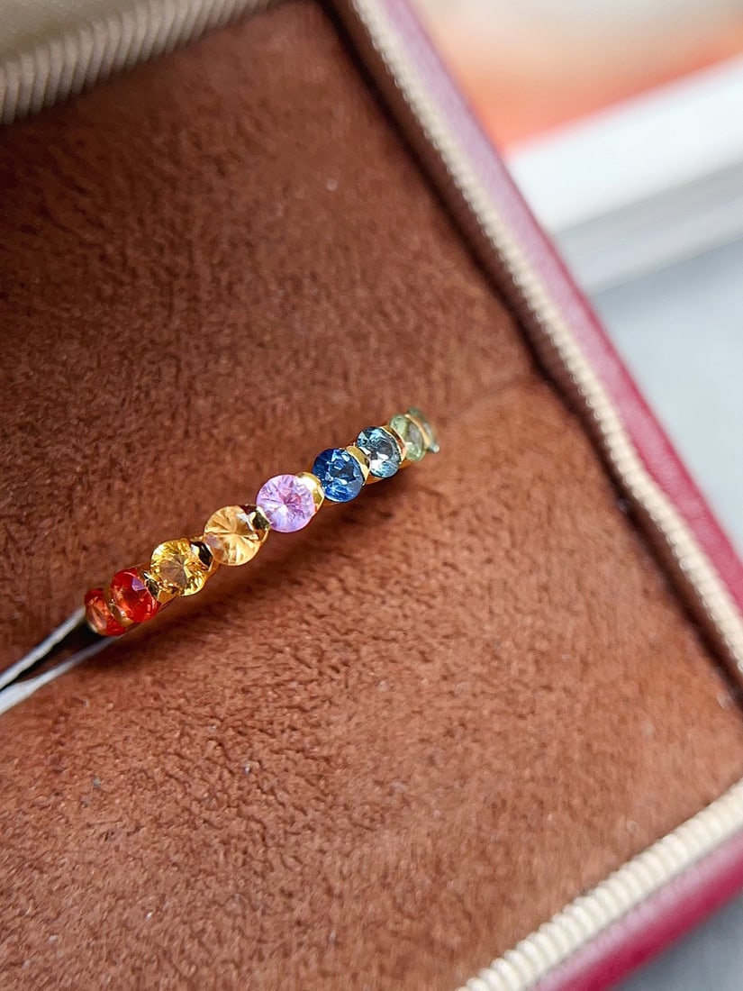 18K Gold Blue Sapphire Cluster Ring 0.7ct: Title: 18K Gold Blue Sapphire Cluster Ring 0.7ct Description: Delicate 18K gold ring featuring a 0.7-carat round cluster of blue sapphires composed of multiple small stones. Total weight