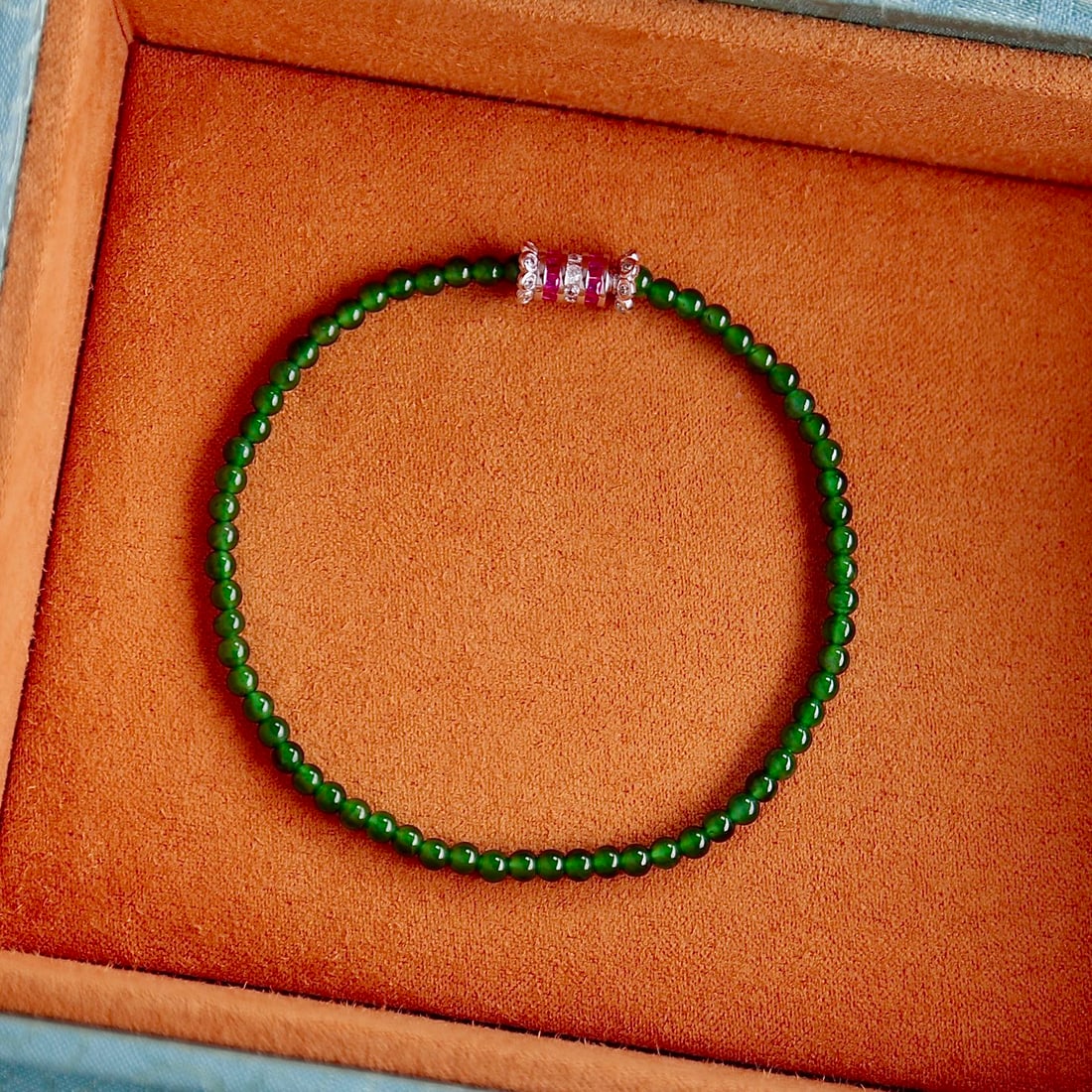 Natural jade bracelet: Title: Natural jade bracelet Description: Light green color, good water clarity, high-quality natural jadeite bead bracelet, approximately 3mm, S925 silver clasp, versatile and stylish. Reserve: $200.