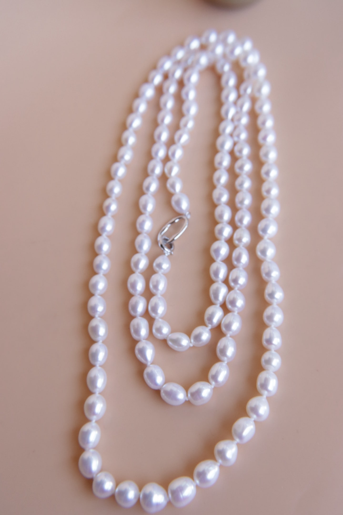 Natural Aurora Freshwater Pearl Necklace, 7-10mm, High Luster: Title: Natural Aurora Freshwater Pearl Necklace, 7-10mm, High Luster Description: A stunning necklace of natural aurora freshwater pearls, ranging from 7 to 10mm in size. The pearls display beautiful