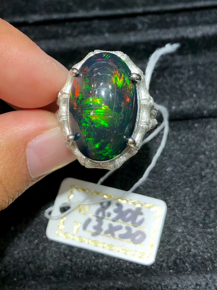 s925 Pure Silver Black Opal Ring: Title: s925 Pure Silver Black Opal Ring Description: This dazzling large-grain black opal ring showcases the captivating charm of natural black opal, set in exquisite s925 sterling silver. The opal's