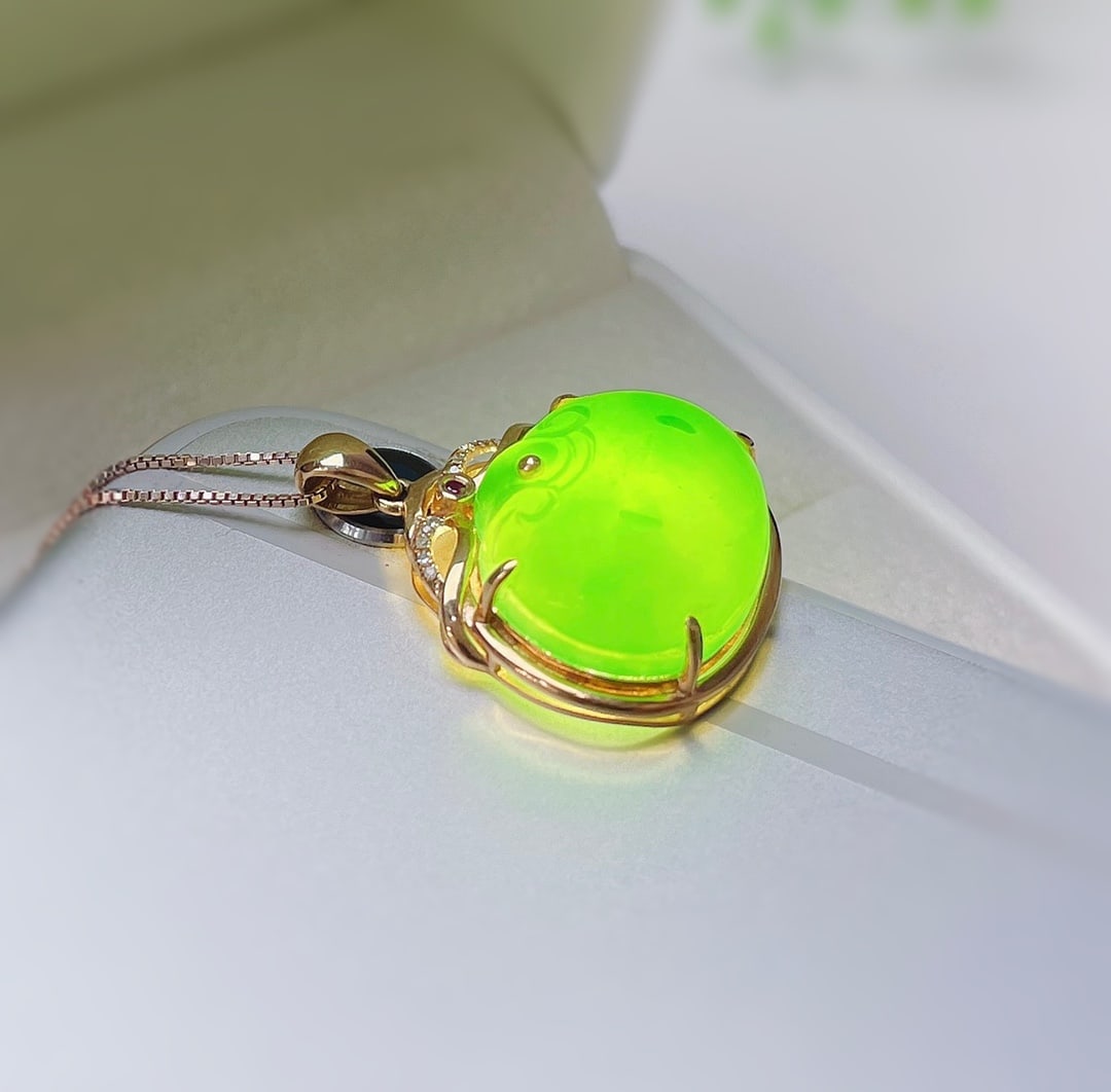 18K Gold Hetian Jade Ruyi Pendant, Apple Green, 14x18mm - 6