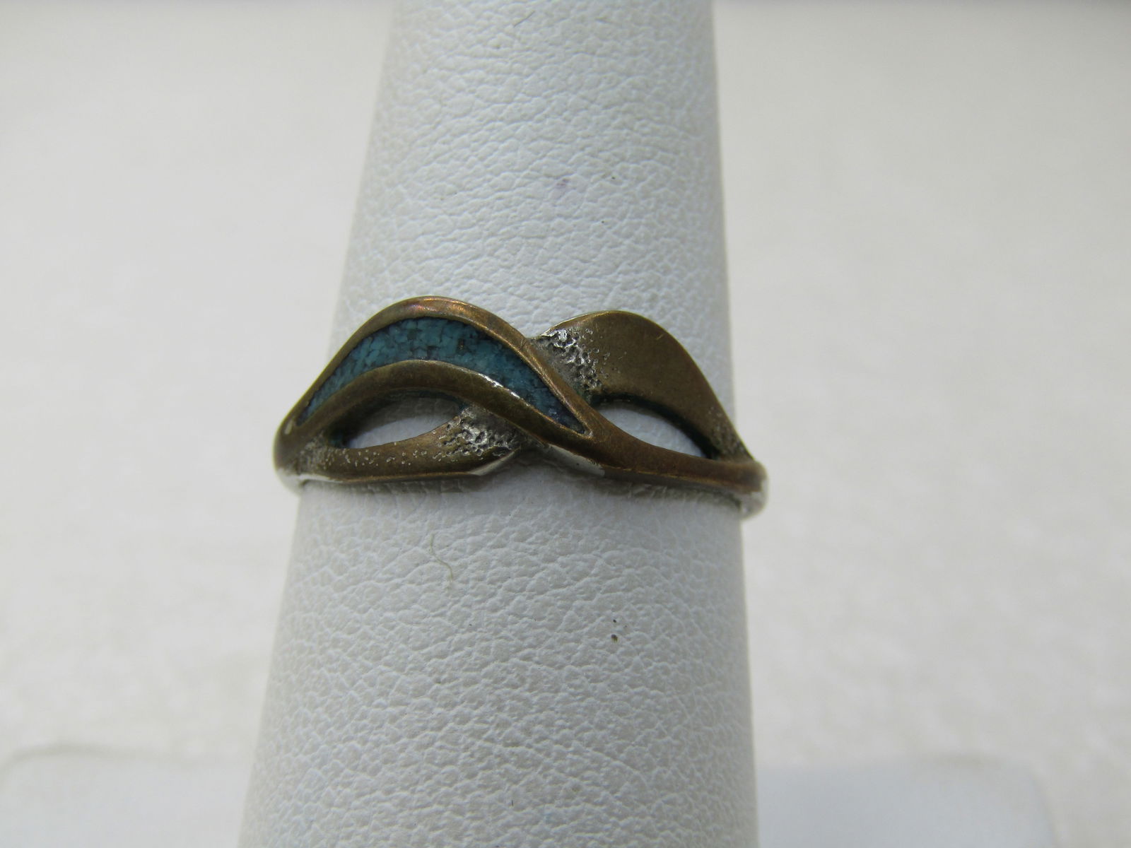 Vintage Inlaid Turquoise Criss Cross Ring, Sz. 7.5: Vintage Inlaid Turquoise Criss Cross Ring, Sz. 7.5. One of the crossovers has inlaid chips - gold tone of silver tone. Metal is not know if it is gold over silver tone, testing appears to have some 10