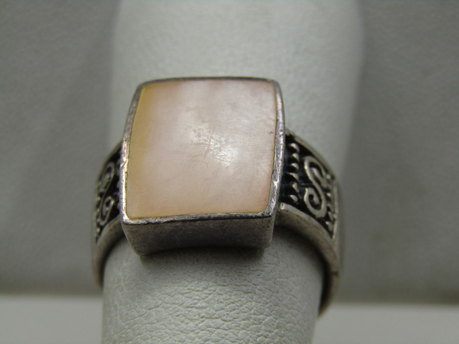Vintage Sterling Pink Mother-of-Pearl Bali Ring, Sz. 8, 1970's-1980's - 3