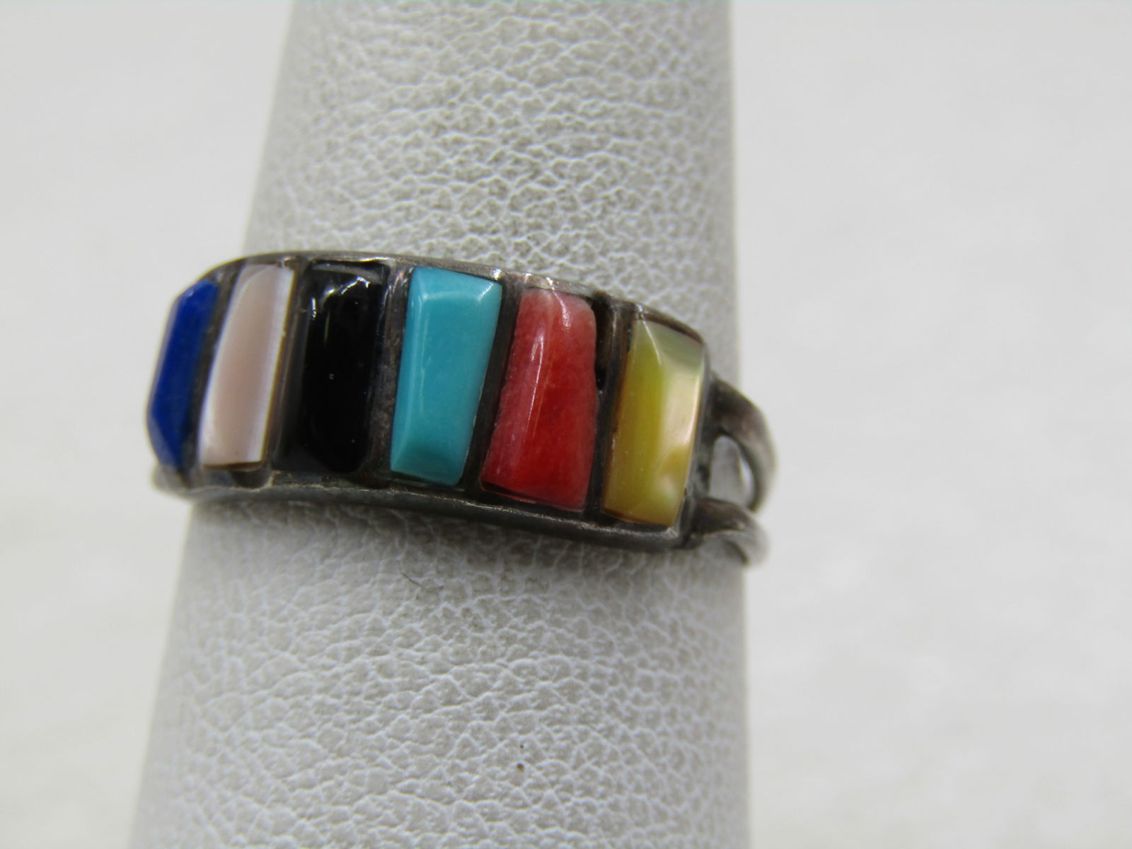 Vintage Sterling Southwestern Mixed Stone Ring, Sz. 7: Vintage Sterling Southwestern Mixed Stone Ring, Sz. 7. The ring is appx. 7.5mm wide and has mother-of-pearl; onyx; turquoise; coral; lapis lazuli bar stones across the top of the ring. The ring ta per