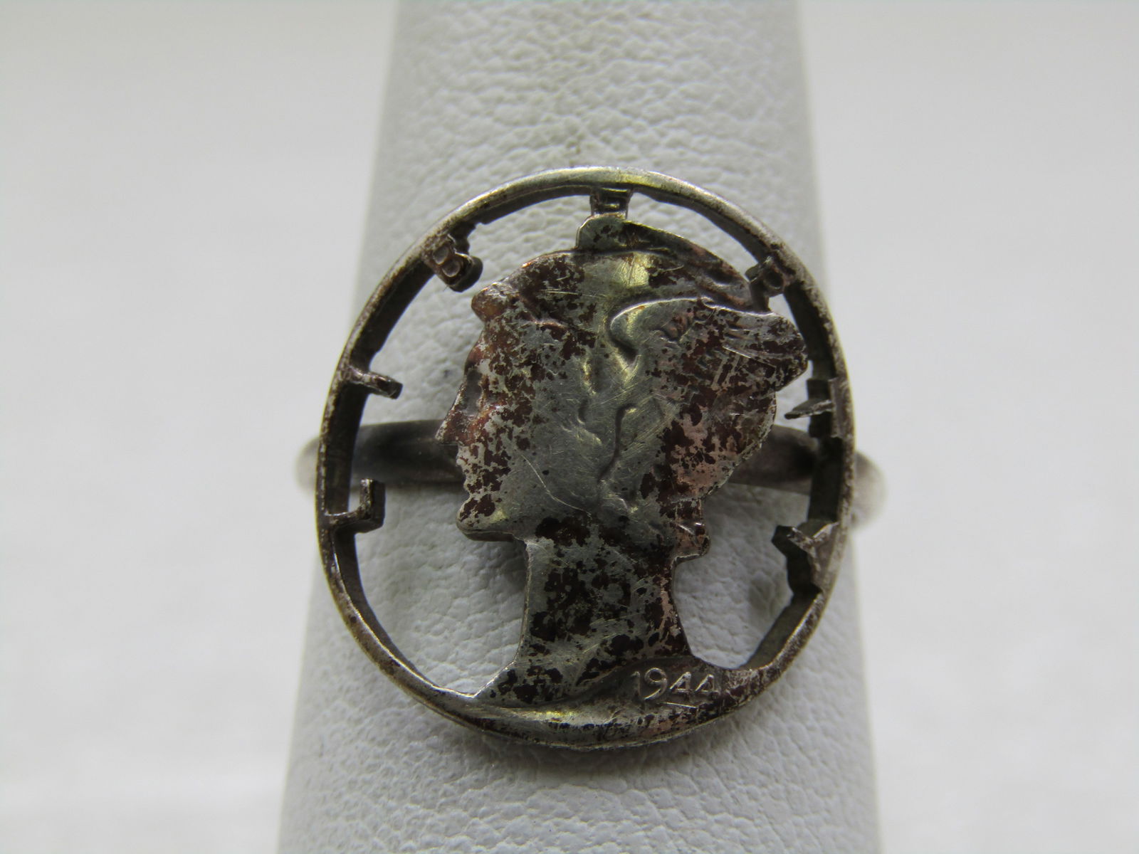 Vintage 1944 Silver Dime Cutout Ring, Sz. 6.5: Vintage 1944 Silver Dime Cutout Ring, Sz. 6.5. Weight of the ring is appx. 2.81 grams. This is an actual 1944 mercury dime with an appx. 1.9 rounded band. Very good condition ot her than oxidation on
