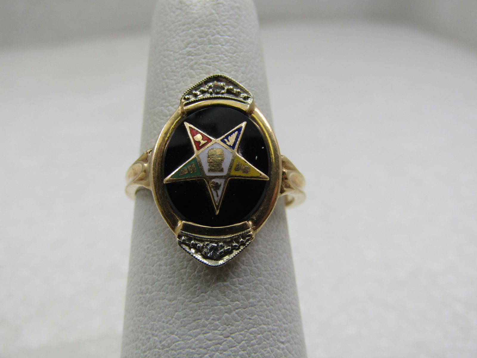 Vintage 14kt Order of Eastern Star Ring, Sz. 5, Onyx & Diamond, 3.93 Gr.: Vintage 14kt Order of Eastern Star Ring, Sz. 5, Onyx & Diamond, 3.93 Gr. This is pointed down the finger with 14kt white gold tips with a single 1.2mm diamond in each tip. It has an oval 11mm by 10mm