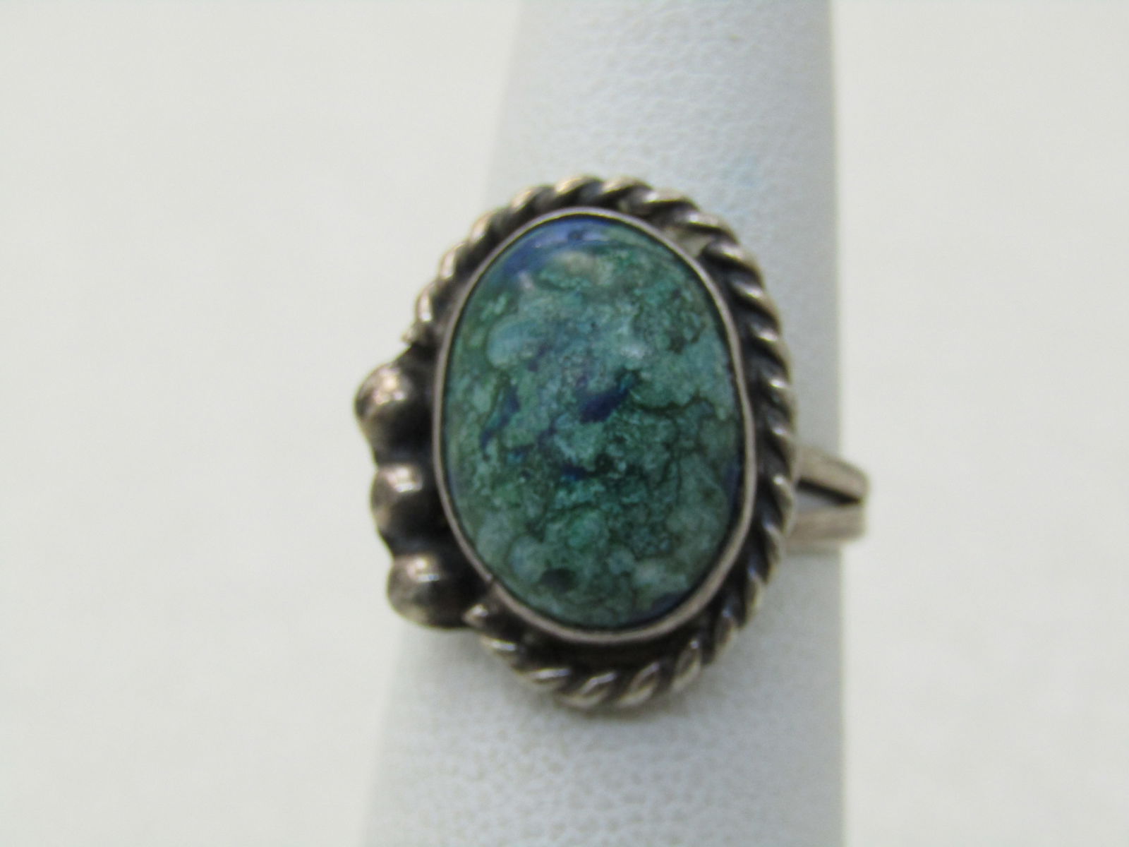 Vintage Southwestern Sterling Variscite/Turquoise Ring, Sz. 5, 1960's: Vintage Southwestern Sterling Variscite/Turquoise Ring, Sz. 5, appx. 4.21 grams with rope accent and bead accents, Split band at top and is appx. 4.4mm and tapers to a solid band that is appx. 2.9mm a