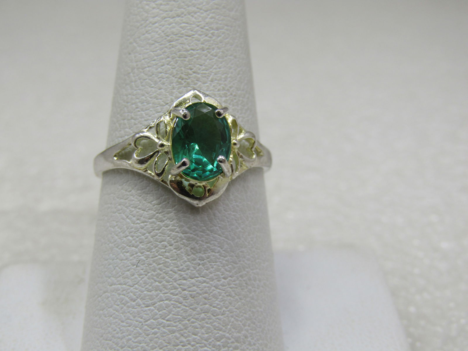 Emerald Green Colored Scrolled Ring, Sz. 8.5 (1 of 7)