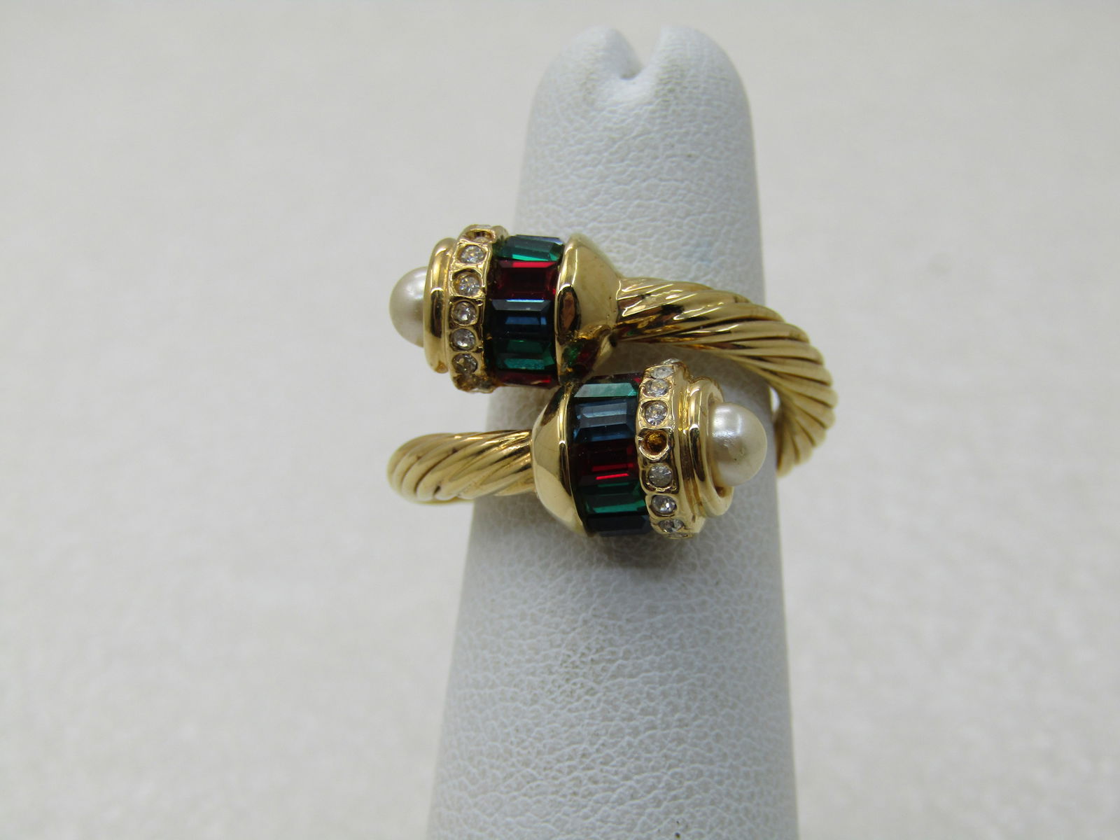 Vintage Joan Rivers Straw Bead Faux Pearl Bypass Ring, Size 5-6 adj., Gold Tone: Vintage Joan Rivers Straw Bead Faux Pearl Bypass Ring, Size 5-6 adj., Gold Tone, cable band that is appx. 3.3mm wide with a rounded topper that bypasses on top of the finger that is appx. 7.5mm each.