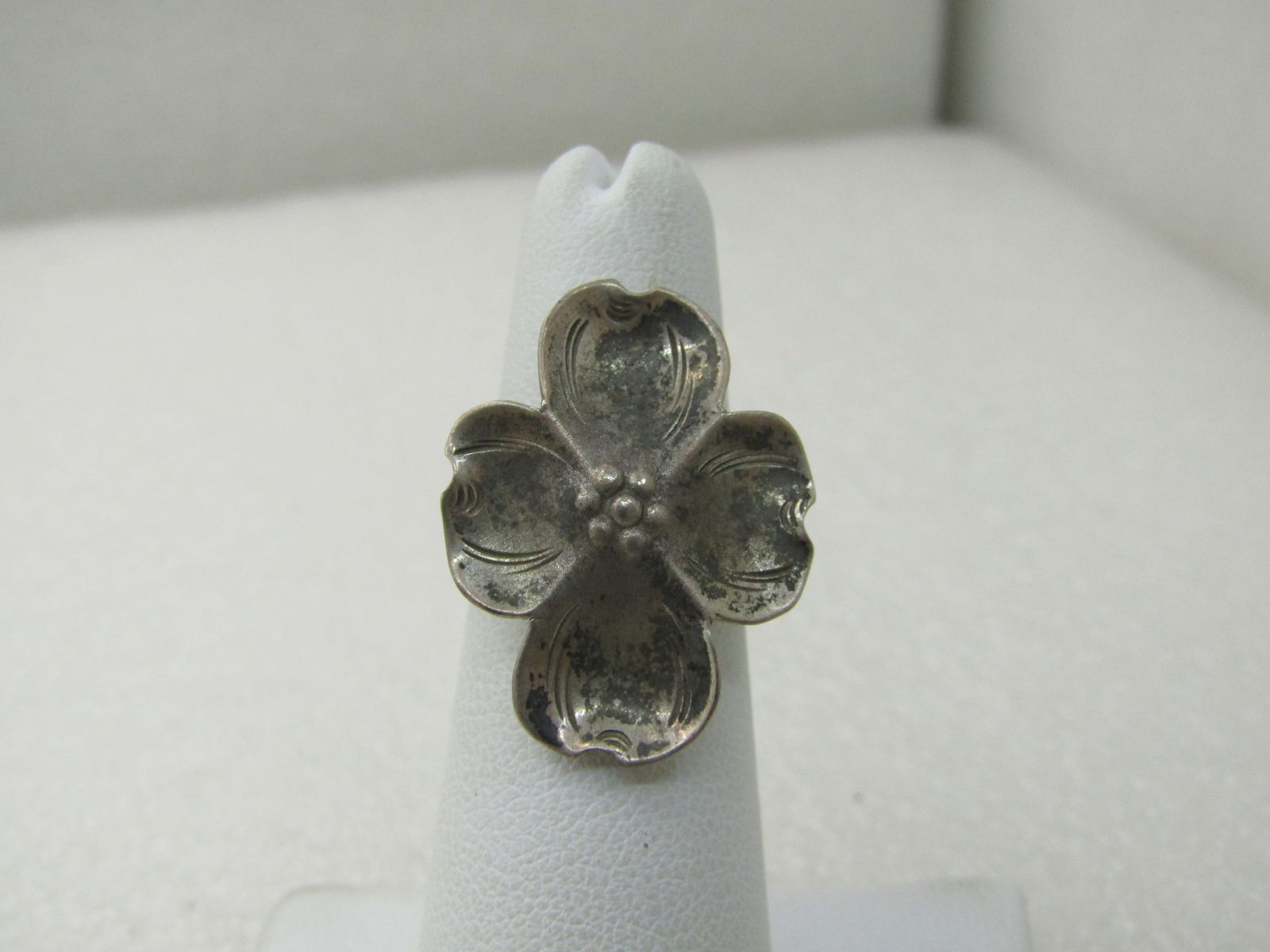 Vintage Sterling Stuart Nye Dogwood Ring, Adjustable: Vintage Sterling Stuart Nye Dogwood Ring, Adjustable size 5 to 9. 3.50 grams. The Blossom is 1" by 3/4" over the finger with a V-split on one side holding the bossom and 2.5 wide band. The ring can go
