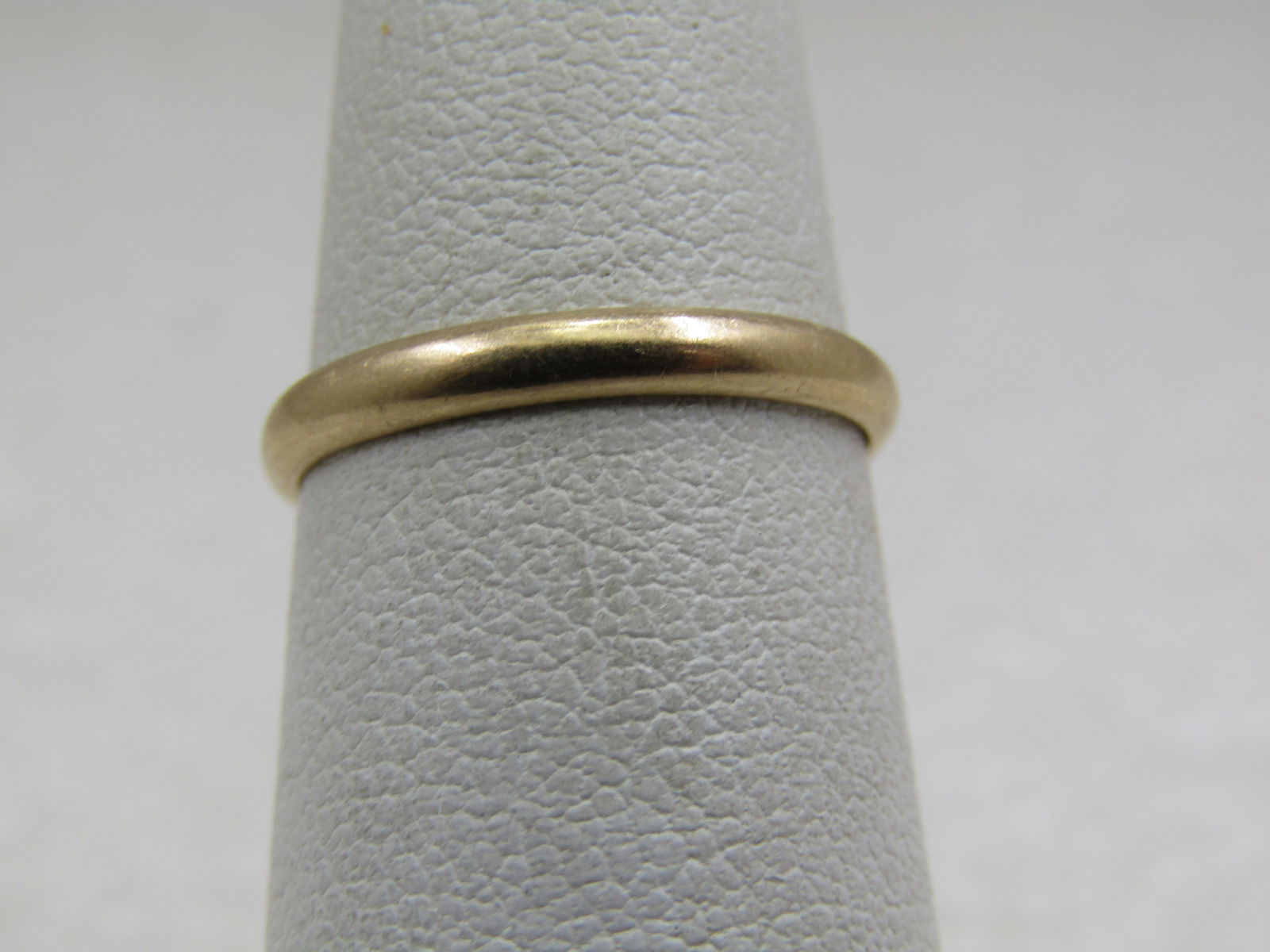 Vintage 14kt Wedding Band, Sz. 5, 2mm, Signed: Vintage 14kt Wedding Band, Sz. 5, 2mm, Signed with an unknown mark and marked 14kt and tested. Weight is appx. 1.22 gr. 14kt Yellow gold. Age is estimated at mid-century or earlier. It has a rounded