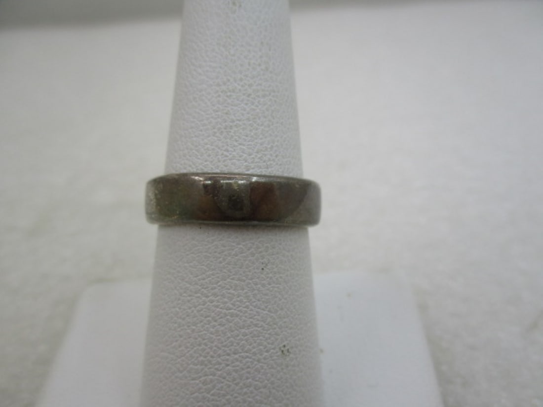Vintage Sterling Silver Wedding Band, Sz. 8, 5.5mm: Vintage Sterling Silver Wedding Band, Sz. 8, 5.5mm. Weight is appx. 5.65 gr. Heavy sturdy ring in very good condition other than oxidation that can be polished to make bright and shiny like new. Marke