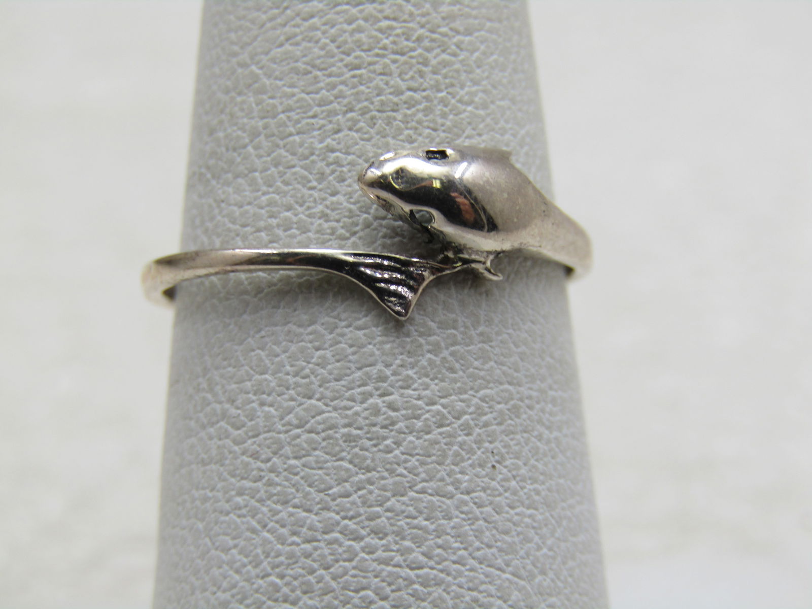 Vintage Sterling Dolphin Bypass Ring, Sz. 6: Vintage Sterling Dolphin Bypass Ring, Sz. 7. The ring is 7.8mm at top and tapers to 1.7mm at the back of the finger. Marked .925 and tested. Weight of the ring is papx. 1.12 grams. Very good condition