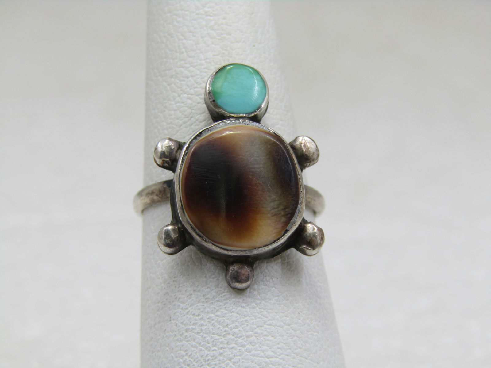 Vintage Southwestern Sterling Inlaid Turtle Ring, Sz. 5: Vintage Southwestern Sterling Inlaid Turtle Ring, Sz. 5. The turtle has a tortoiseshell body and turquoise head with silver bead legs and tail. It is appx. 7/8" down the finger and 3/4" across the fin
