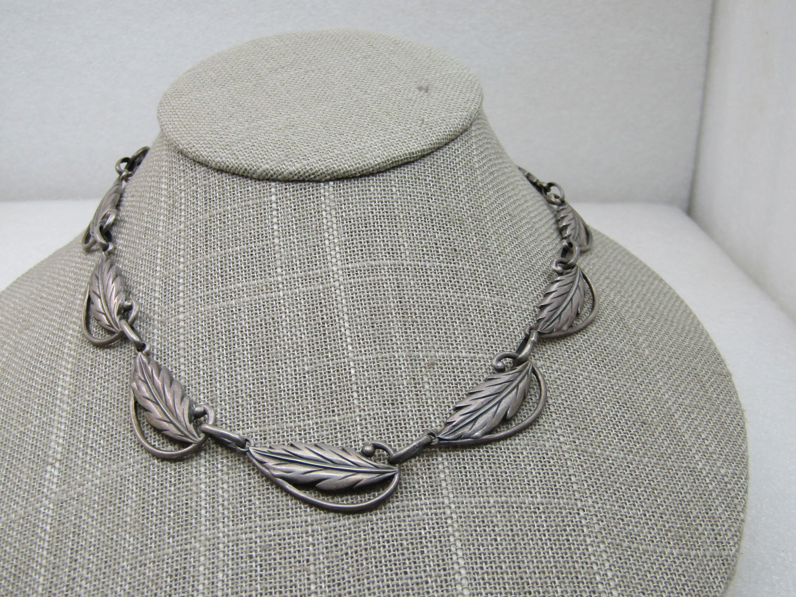 Vintage Sterling Danecraft Leaf Necklace, Wreath, 15", 27.75gr.: Vintage Sterling Danecraft Leaf Necklace, Wreath, 15", 27.75gr. 1-18" leaf links that are appx. 1/2" wide, Signed Danecraft and Red.U.S.Pat.Off and marked sterling and tested. This has the older sprin